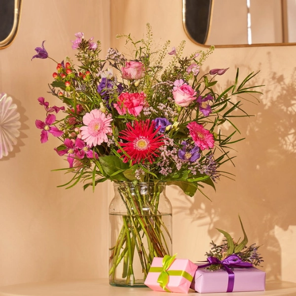 Image of Flowers with Gifts for Leek